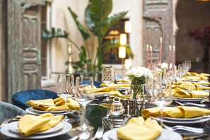 Der serveres morgenmad, frokost og aftensmad
