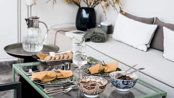 Breakfast, lunch, dinner served; local and international cuisine