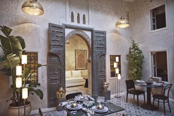 Se sirven desayunos, comidas, cenas y cocina local e internacional