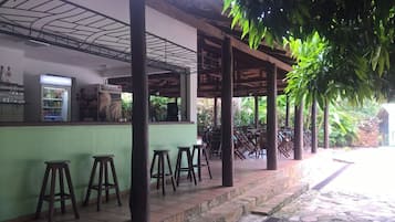Bar à beira da piscina