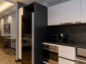 Studio, 1 trÚs grand lit, vue sur la ville | Cuisine privée | Réfrigérateur, four à micro-ondes, un four, surface de cuisson