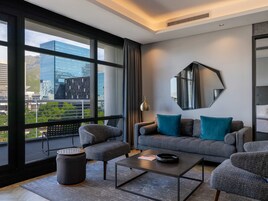 华丽公寓, 2 间卧室, 阳台, 山景 | 起居区 | 平板电视