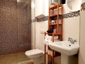 Exclusive Apartment, 1 King Bed, Non Smoking | Bathroom | Shower, towels - RR Apartment (Sibiu)