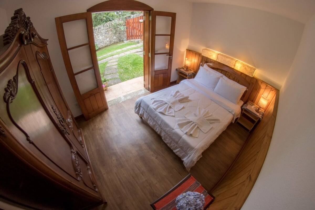 Tabla de planchar con plancha, wifi gratis y ropa de cama 