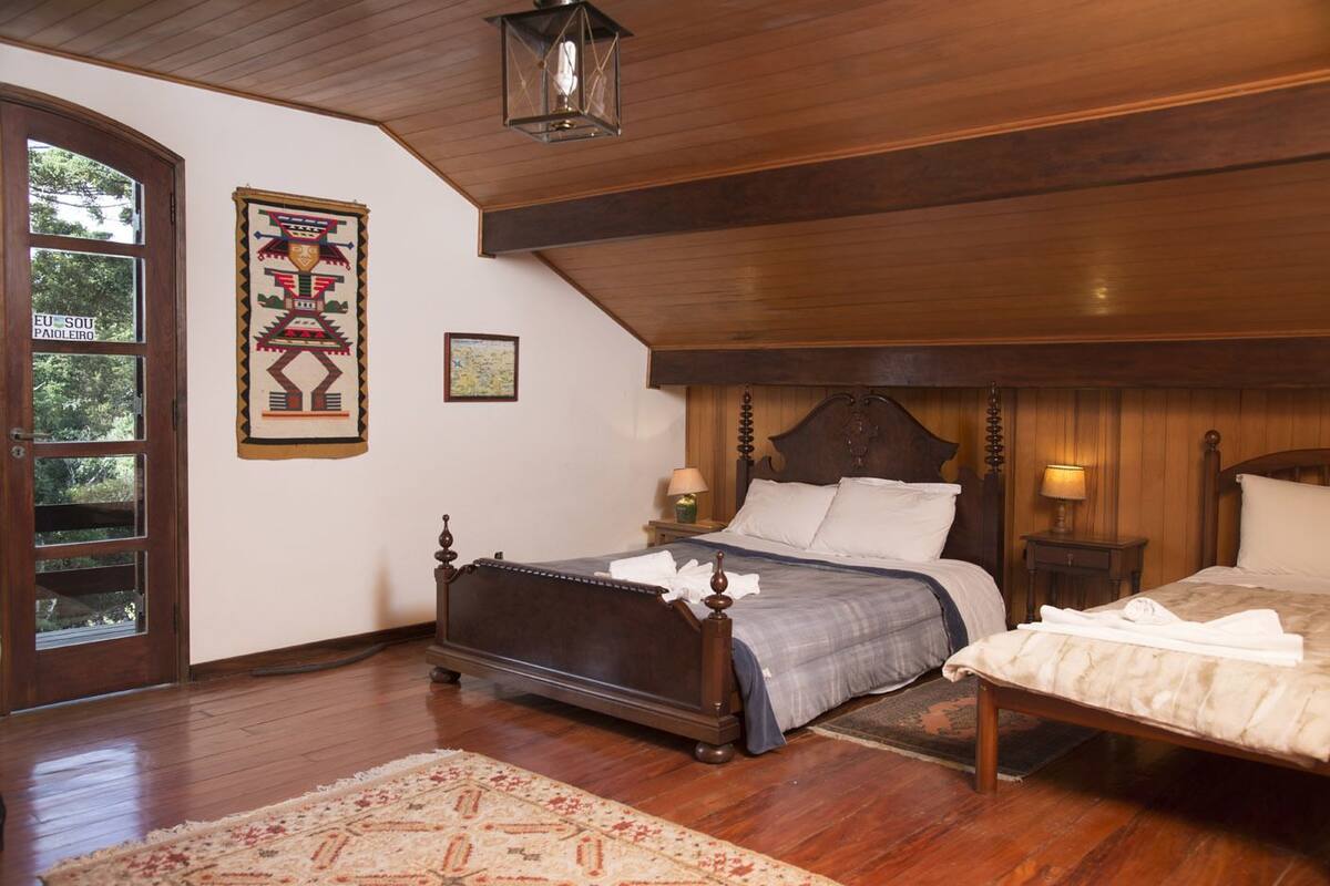 Tabla de planchar con plancha, wifi gratis y ropa de cama 