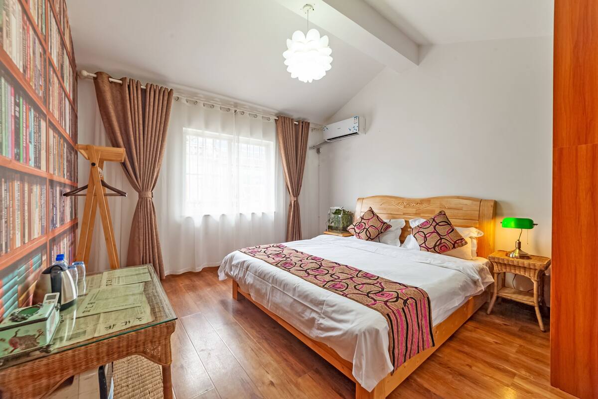 Desk, blackout curtains, free WiFi