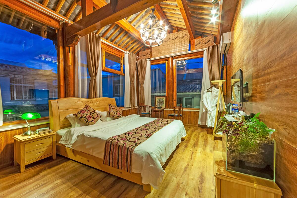 Desk, blackout curtains, free WiFi