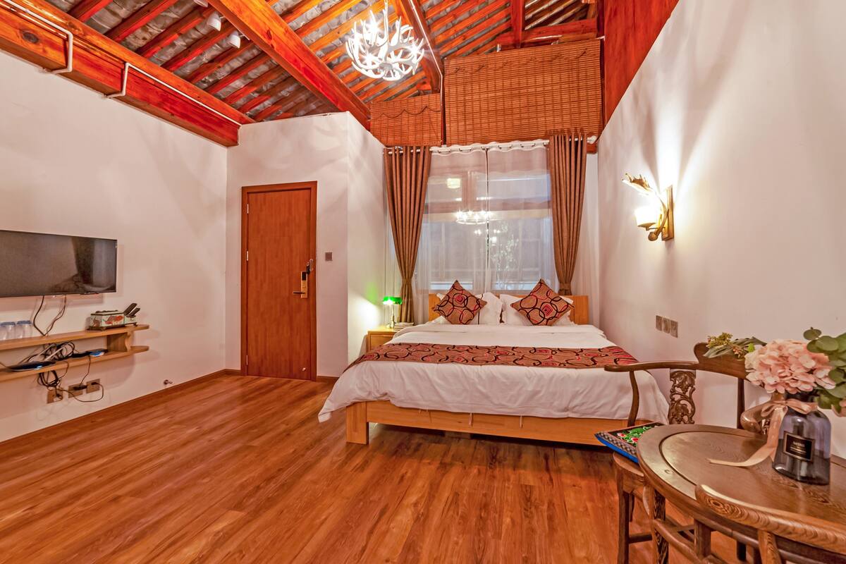 Desk, blackout curtains, free WiFi