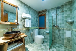 Shower, rainfall showerhead, free toiletries, hair dryer