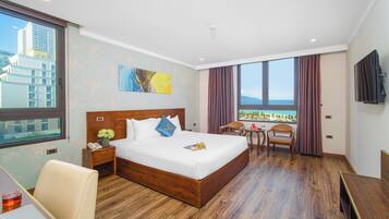 Deluxe-dobbeltværelse - 1 queensize-seng - havudsigt | 1 soveværelse, minibar, skrivebord, lydisolering