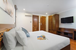 Premier Double Room, 1 Queen Bed, Balcony | 1 bedroom, minibar, desk, soundproofing