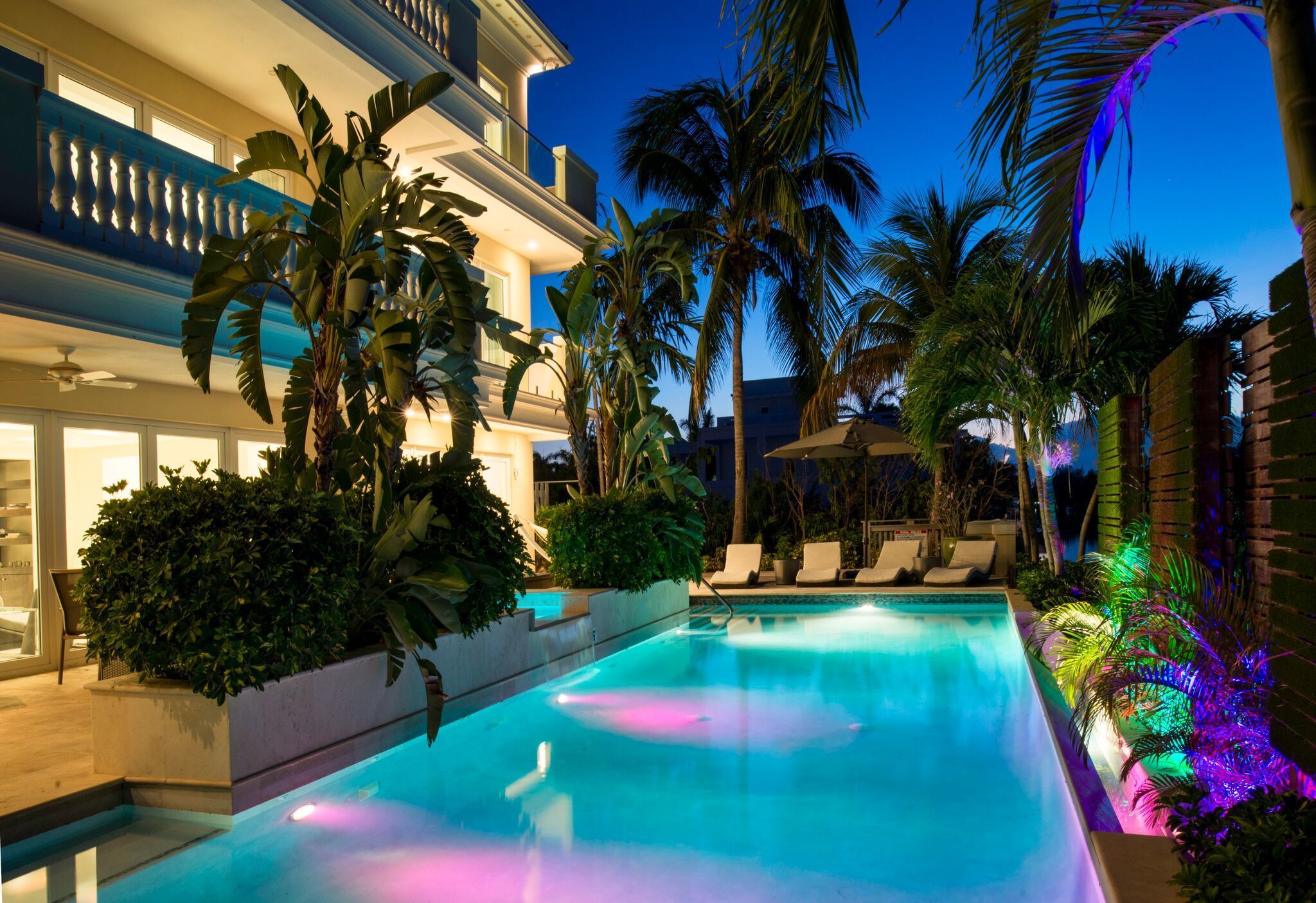 Una piscina al aire libre, cabañas de piscina gratuitas, sombrillas