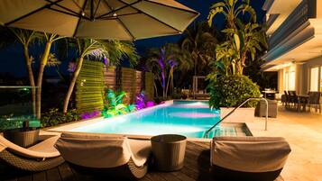 Piscine extérieure, cabanons gratuits, parasols de plage