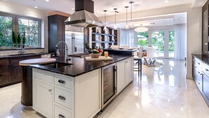 Breakfast area - Mayfair Estates (Seven Mile Beach)