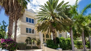 Property entrance - Mayfair Estates (Seven Mile Beach)