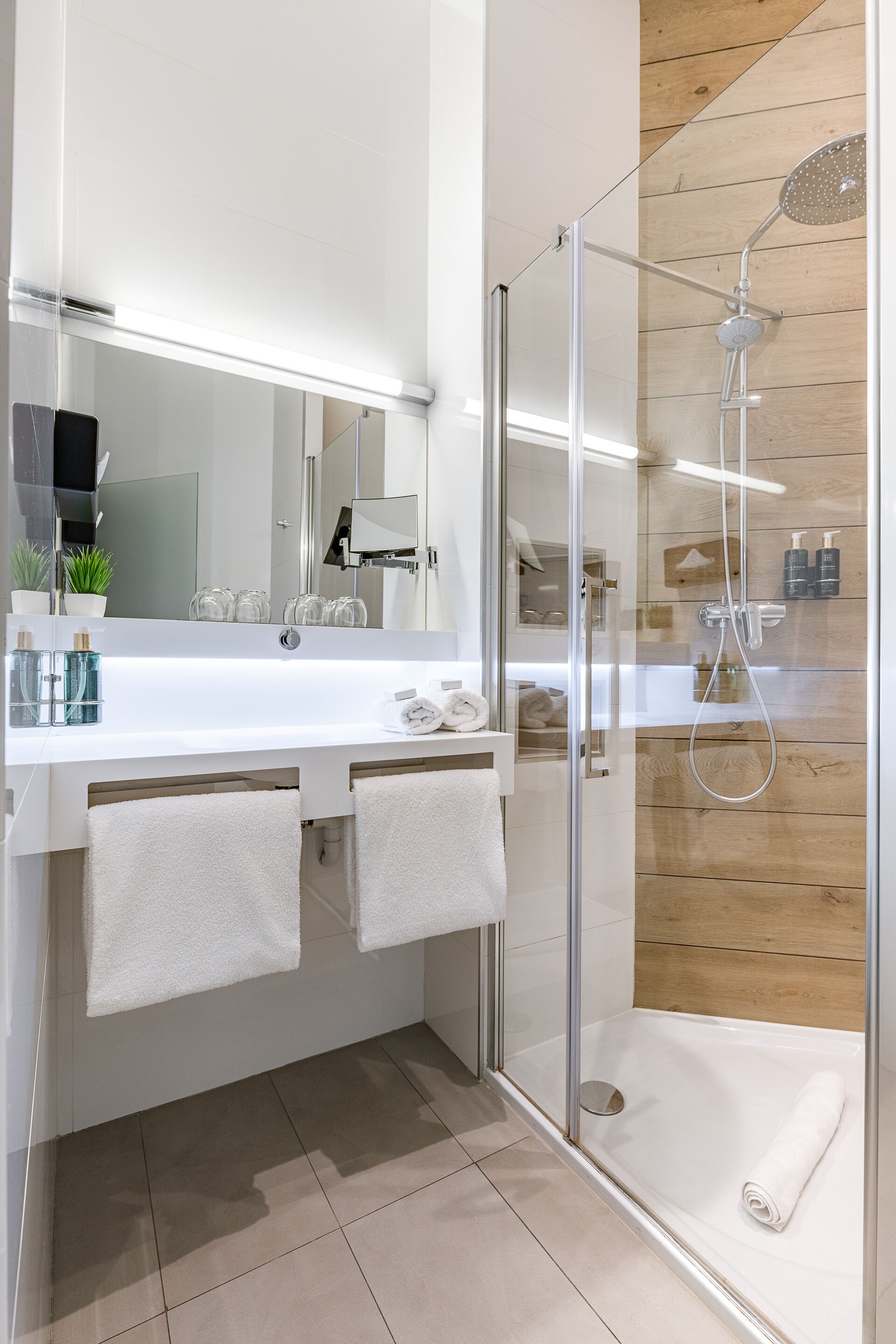 family quadruple room, 2 queen beds, courtyard view, ground floor | bathroom | free toiletries, bathrobes, slippers, towels