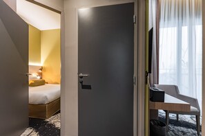 Quarto quádruplo família, 2 camas Queen, vista para o pátio, no piso térreo | Vista do quarto