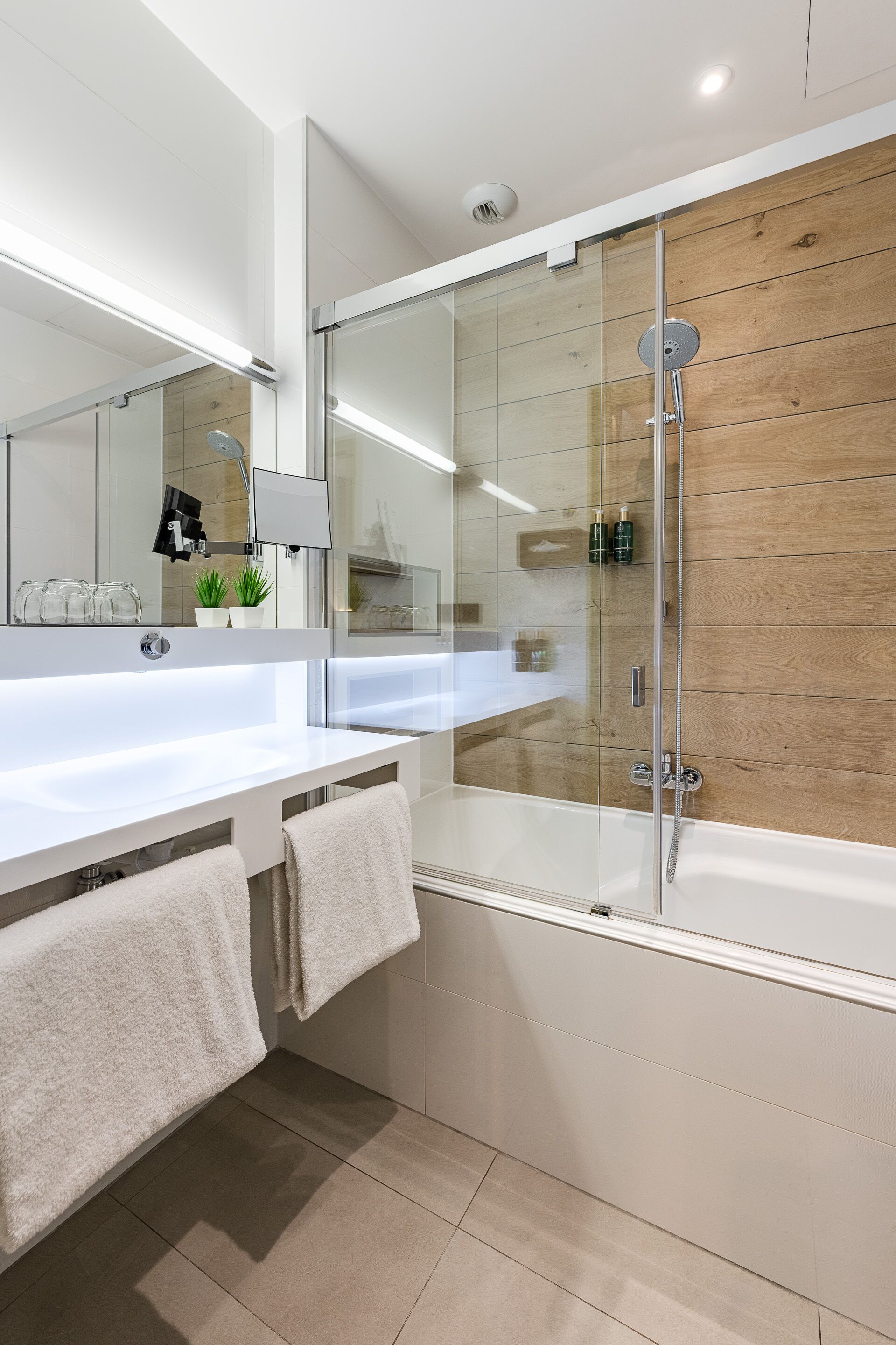 Classic Double or Twin Room, Bathtub | Bathroom