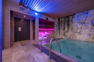Una piscina techada
