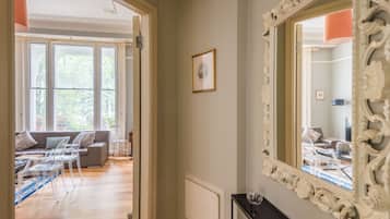 Departamento (2 Bedrooms) | Área de sala de estar | Televisión de pantalla plana de 24 pulgadas con canales por cable