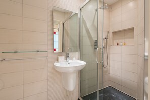 Apartment (2 Bedrooms) | Bathroom | Shower, free toiletries, hair dryer, towels - A Grand Passion (London)