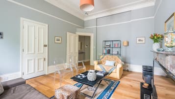 Departamento (2 Bedrooms) | Sala de estar | Televisión de pantalla plana de 24 pulgadas con canales por cable