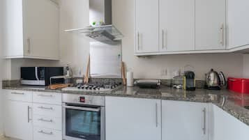 Departamento (2 Bedrooms) | Cocina privada | Refrigerador con congelador, microondas, horno y parrilla de estufa