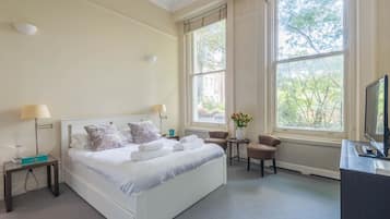 Apartment (2 Bedrooms) | 2 bedrooms, premium bedding, desk, laptop workspace