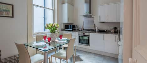 Apartment (2 Bedrooms) | Private kitchen | Full-size fridge, microwave, oven, stovetop