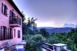 Front of property – evening/night - Kalderimi Country House (Zagora-Mouresi)