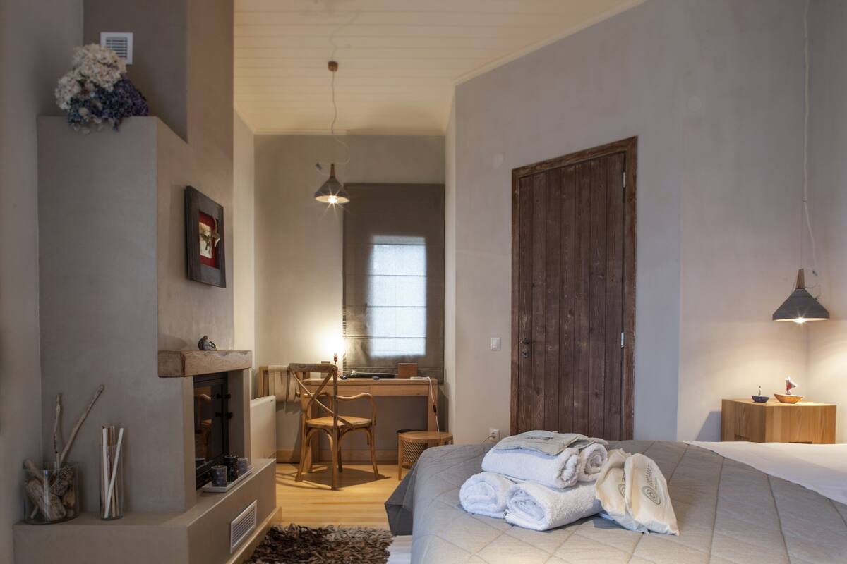 Deluxe-Dreibettzimmer, Meerblick (Aigaio) | Zimmersafe, Schreibtisch, Verdunkelungsvorhänge, schallisolierte Zimmer