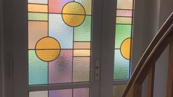 Familienhaus, 2 Schlafzimmer | Wohnbereich | 48-cm-Flachbildfernseher mit Satellitenempfang, Fernseher