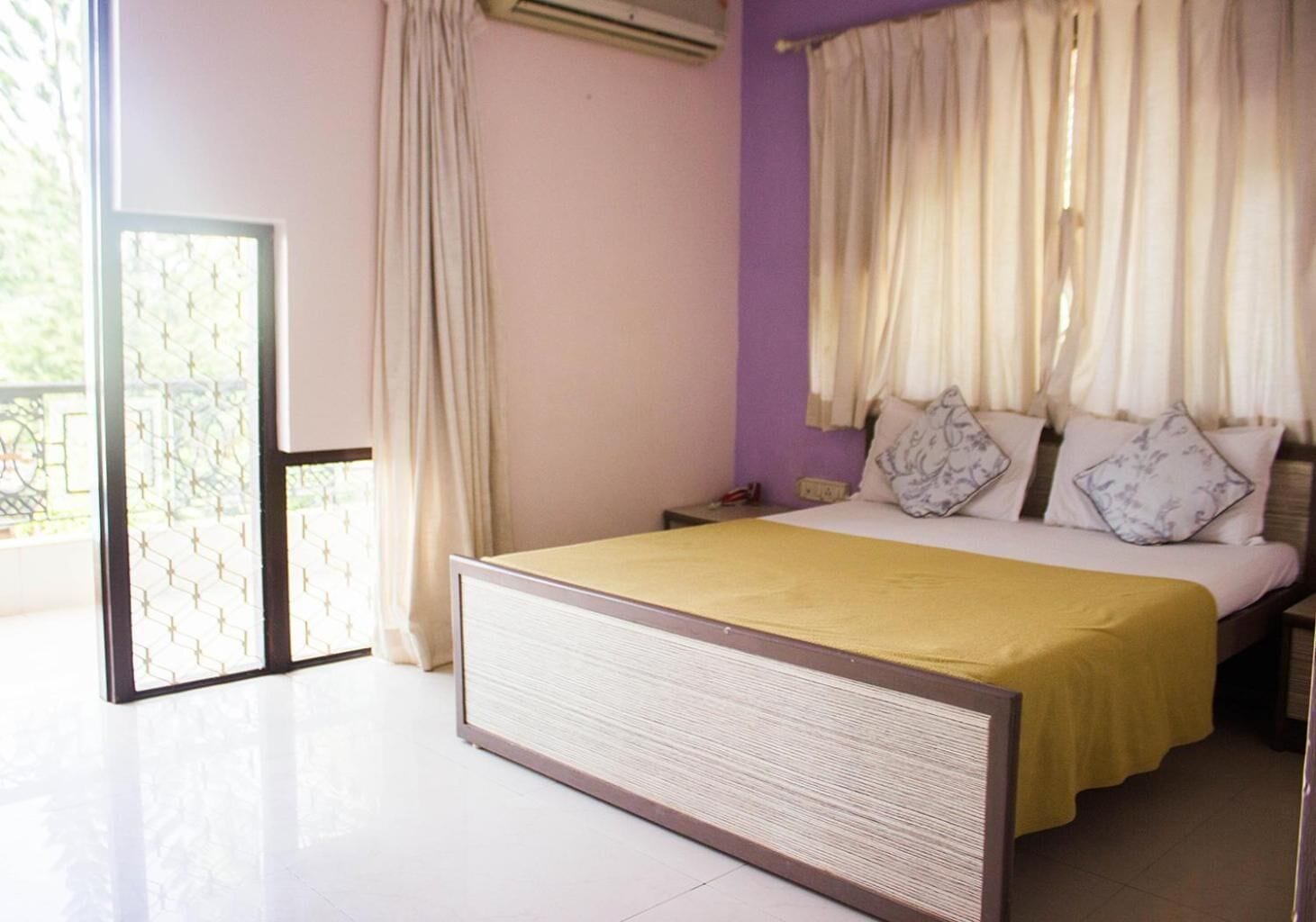 办公桌、折叠床/加床（额外收费）、床单