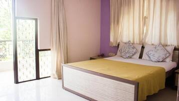 Escritorio, camas plegables/adicionales y ropa de cama