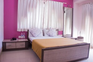 Desk, rollaway beds, bed sheets - Hotel Beach Classic (Dahanu)
