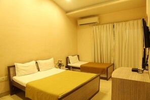 Desk, rollaway beds, bed sheets - Hotel Beach Classic (Dahanu)