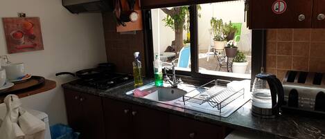 Refrigerador, microondas, placa de cocina, cafetera/tetera