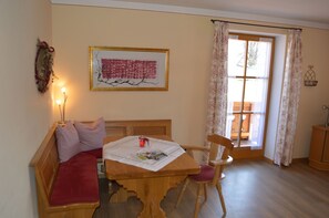 Apartment, 2 Schlafzimmer | Essbereich im Zimmer