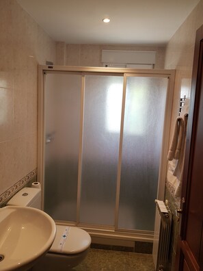 Regadera y amenidades de baño gratuitas 