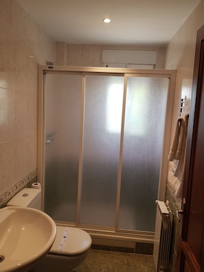 Regadera y amenidades de baño gratuitas