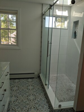 Combined shower/tub, hair dryer, towels, shampoo