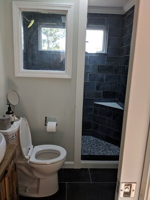Combined shower/bathtub, hair dryer, towels, shampoo - Summer Rental in Brewster, Walk to the ponds! (Brewster)