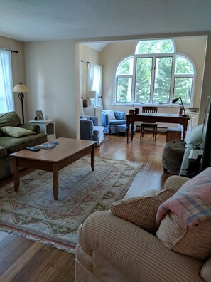 TV, stereo - Summer Rental in Brewster, Walk to the ponds! (Brewster)