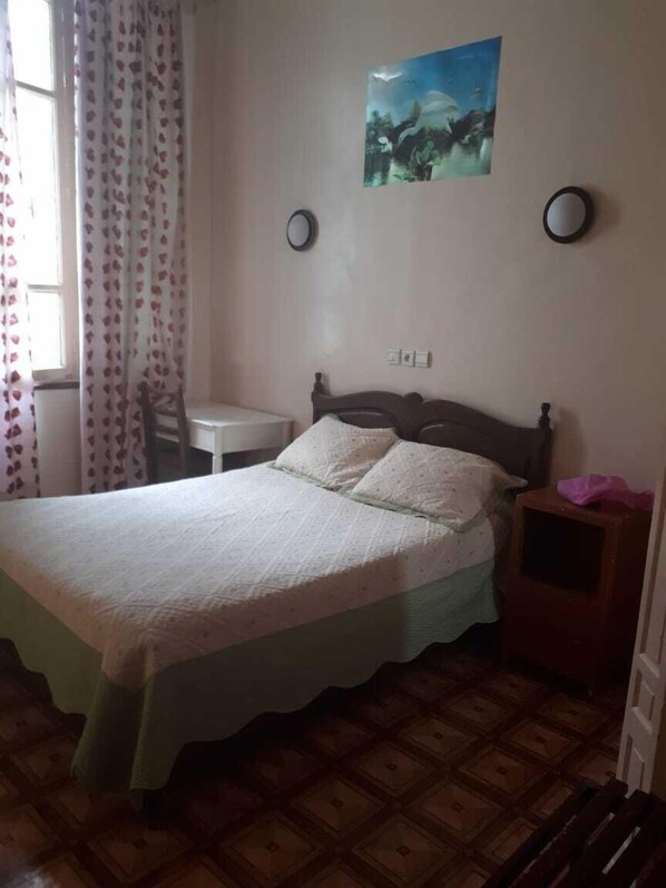 デスク、遮光カーテン、可動式ベッド、WiFi (無料)