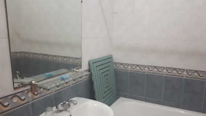 Deep-soaking bathtub, rainfall showerhead, towels - Hotel Excelsior Palace (Casablanca)