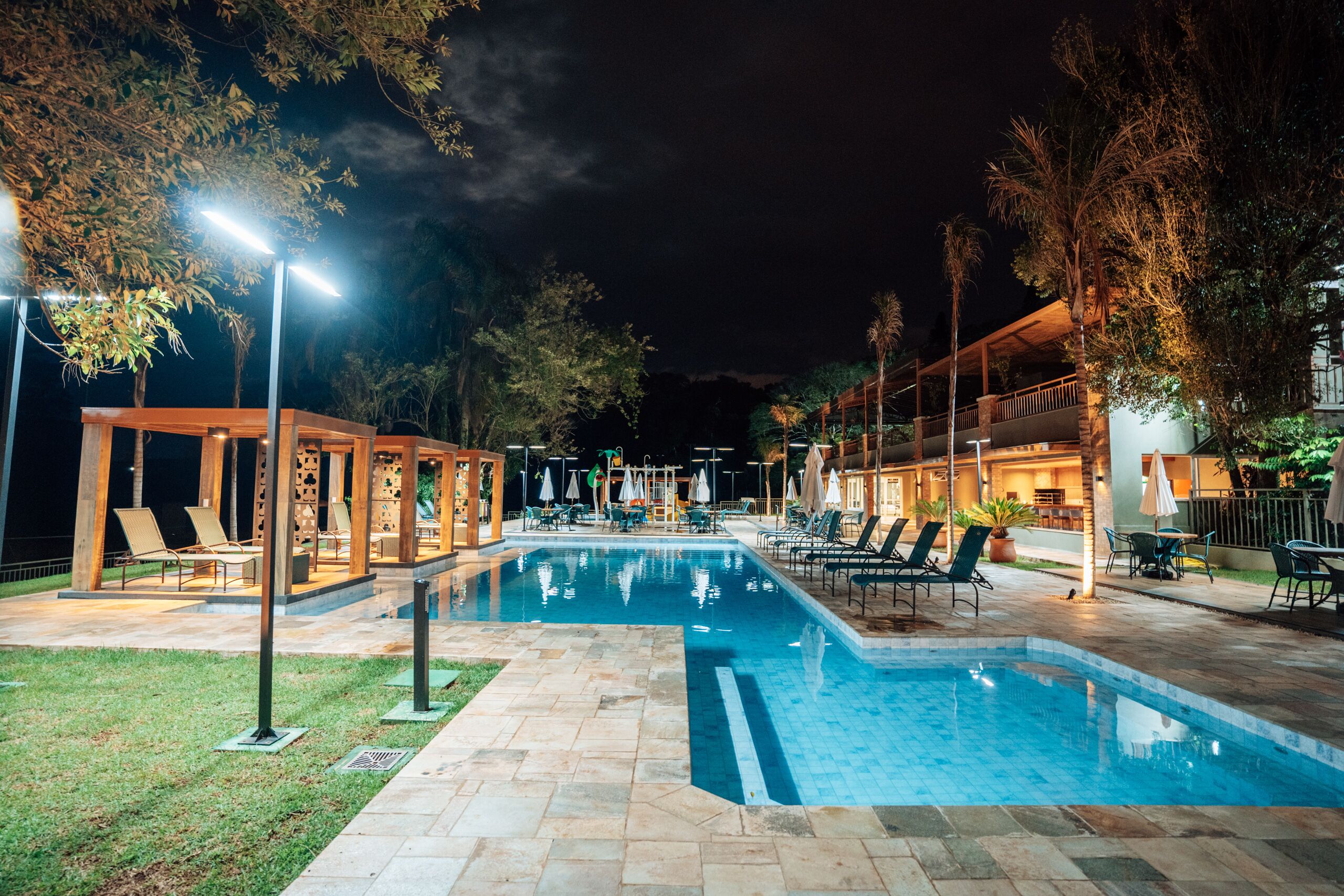 Piscine extérieure, chaises longues