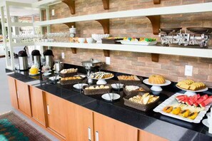 Free daily buffet breakfast  - Hotel Pousada do Bosque (Ponta Pora)