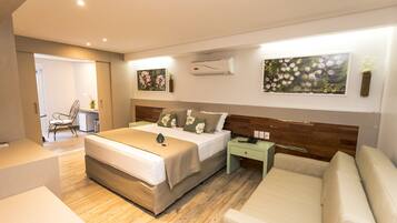 Minibar, coffres-forts dans les chambres, bureau, rideaux occultants