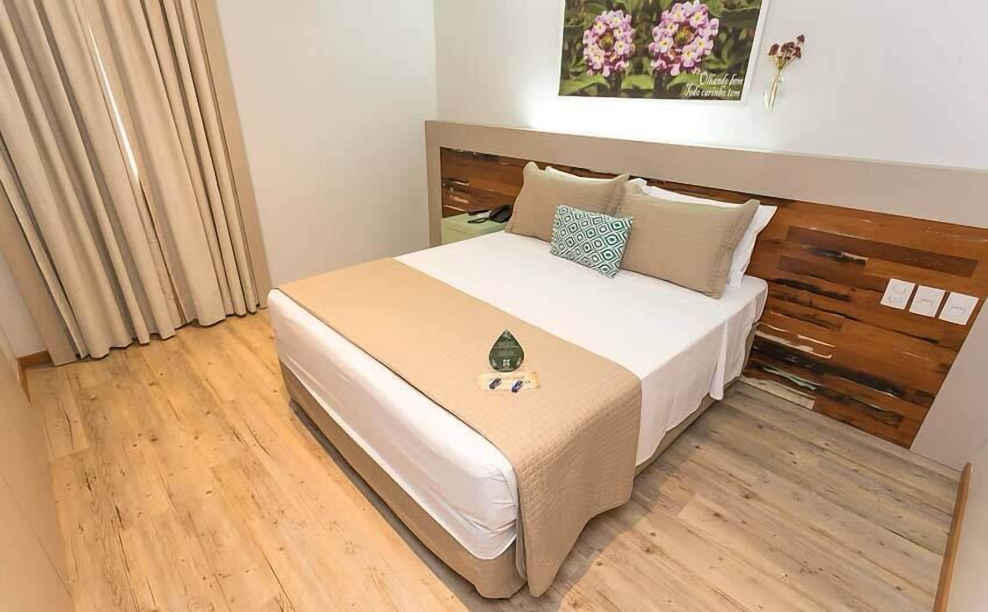 Minibar, caja de seguridad en la habitación y escritorio 