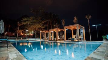 Piscina externa, espreguiçadeiras